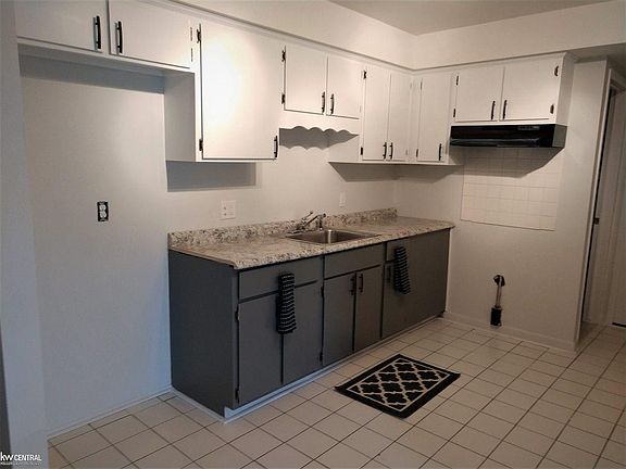 4th image of 30161 Lorraine Ave