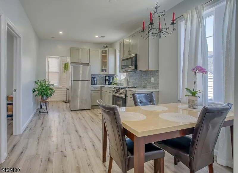 3 bed, 1.0 bath, 2400 sqft, $3,000 — Photo 4