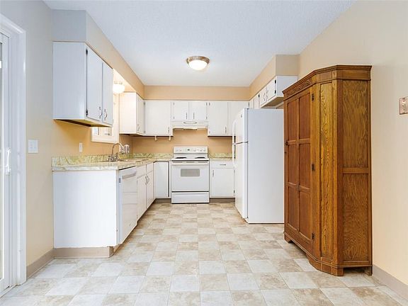 5th image of 2923 Vermillion Dr