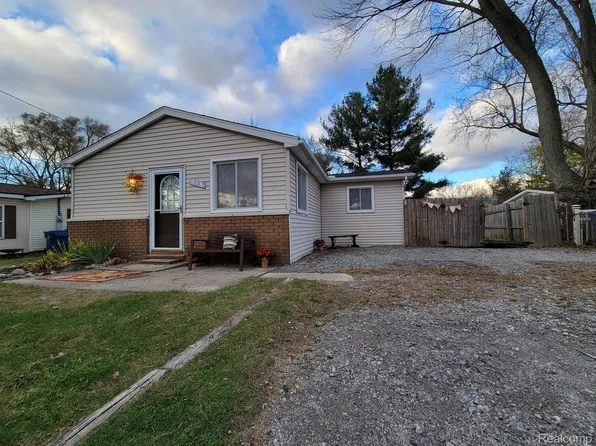 415 Lakeview St, Holly, MI 48442