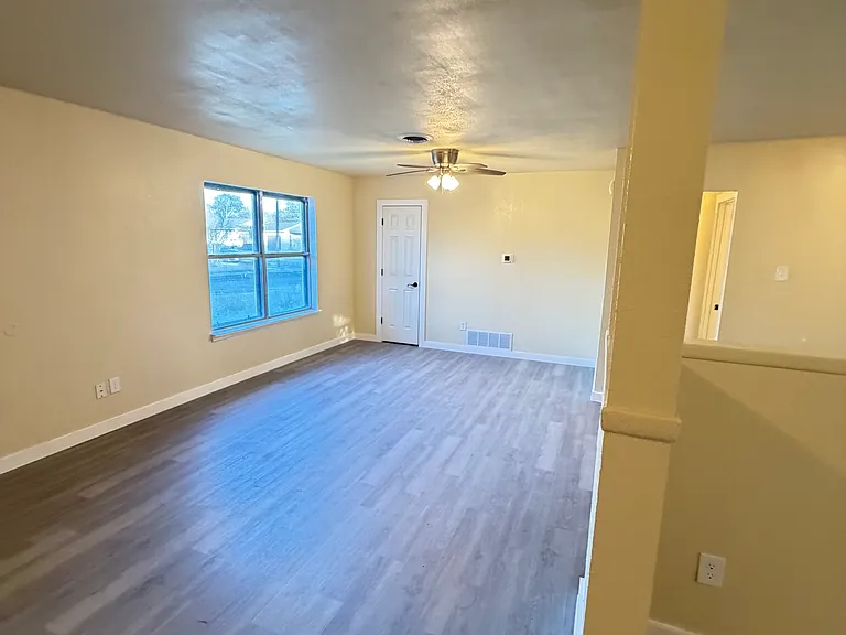 903 Curry Ave — Photo 2