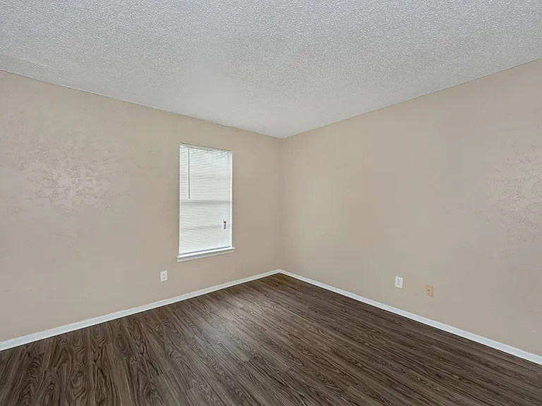 Oak Manor Apartments — Photo 16