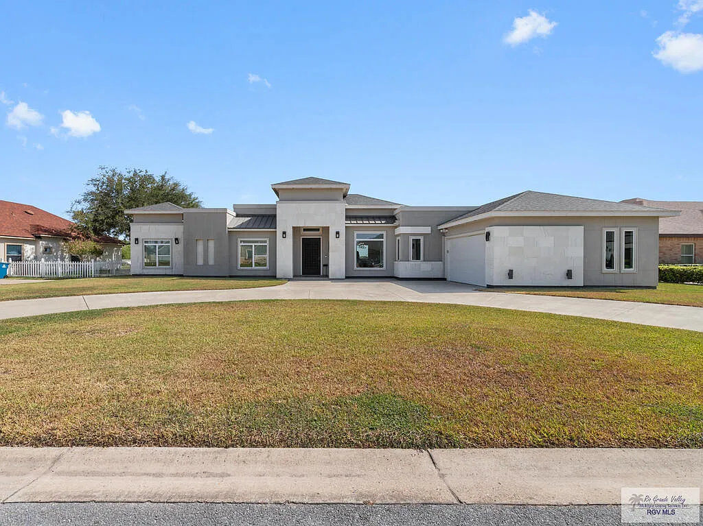 4 bed, 3.0 bath, 2810 sqft, $4,200 — Photo 2