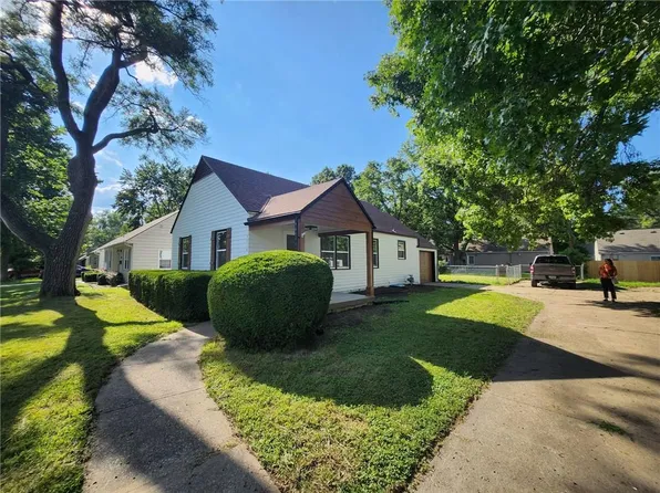 5016 W 51st St, Roeland Park, KS 66205