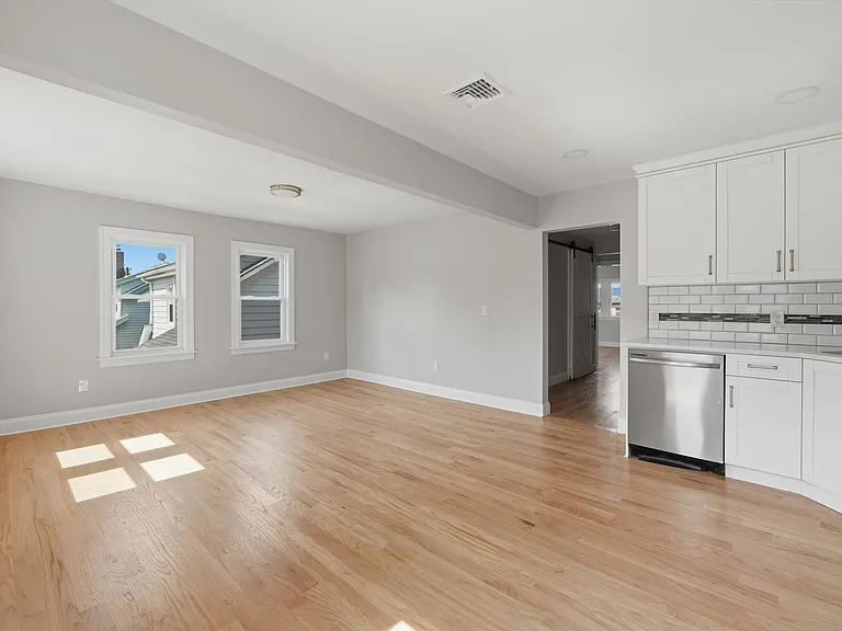 43 4th St #2 — Photo 4