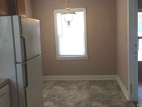 Eat-in kitchen w/refrigerator/dishwasher