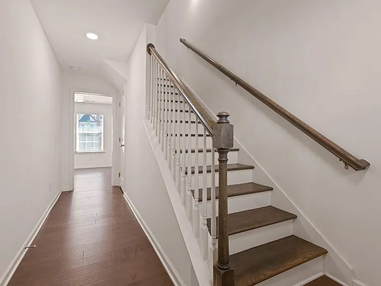 940 Society Cir SW — Photo 2