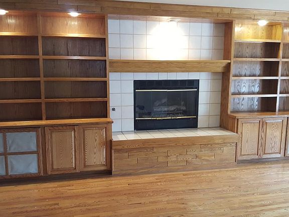Living Room (gas fireplace)