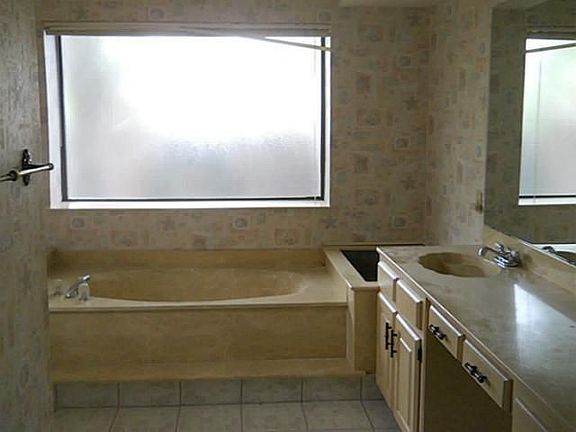 5th image of 2108 Woodway Dr