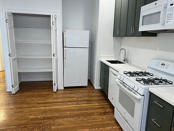 2nd image of 204 Anza St