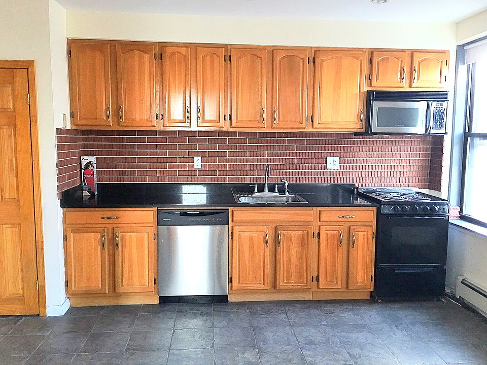 2nd image of 271 York St APT 5