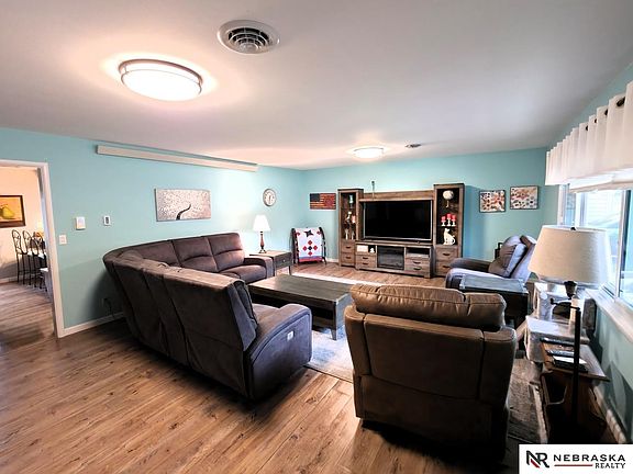 4th image of 302 E 5th St
