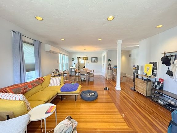 4th image of 194 Watertown St #1