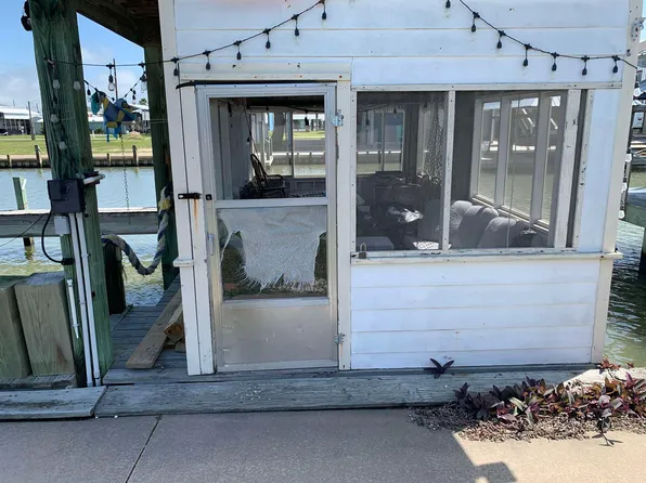 1228 Rainbow Dr, Crystal Beach, TX 77650