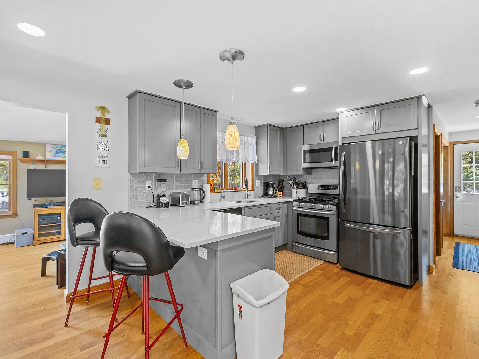 3 bed, 1687 sqft, $2,500 — Photo 2