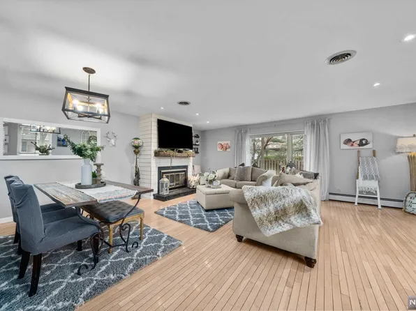 10 Hampton Ct, Township Of Washington, NJ 07676