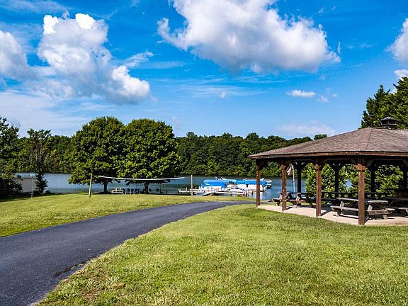 3rd image of 15805 Lake Meade Ct