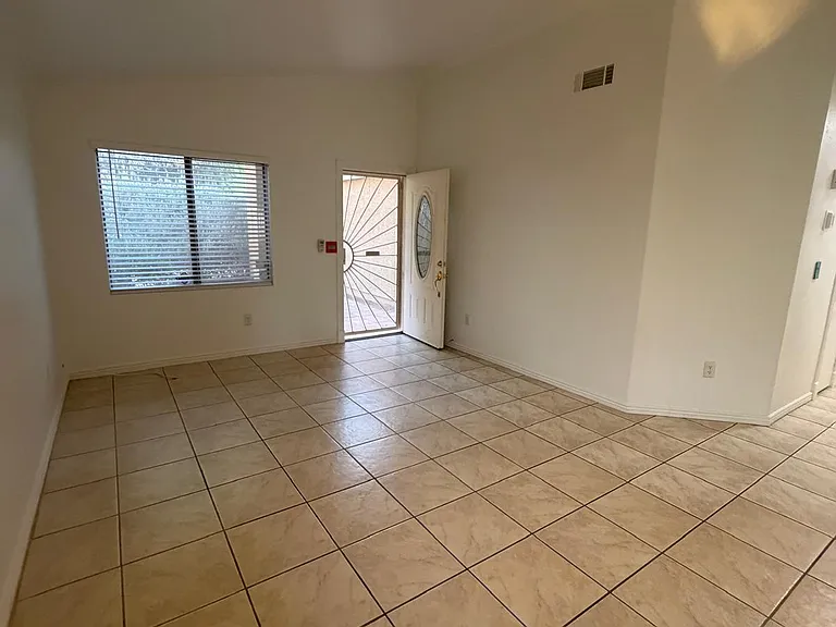 542 W Princeton Ave — Photo 8