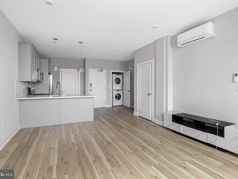 5230 Walnut St #5R — Photo 6