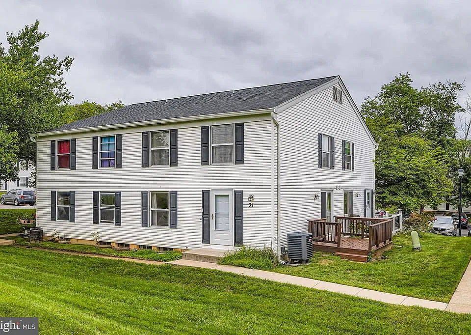 31 Ewing Dr #C