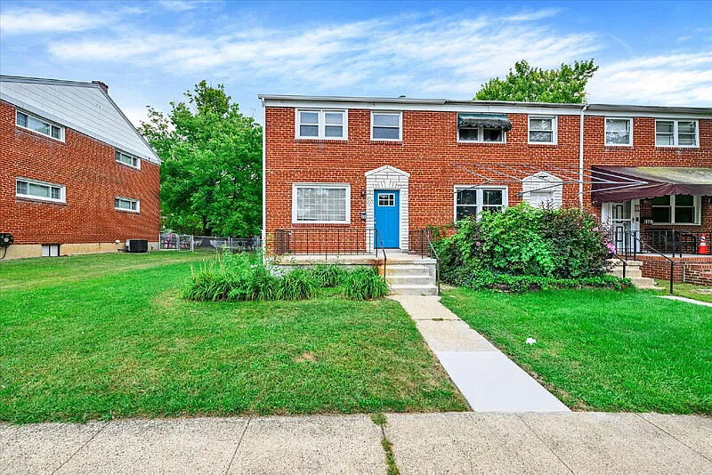 3 bed, 2.0 bath, 1584 sqft, $2,200 — Photo 2