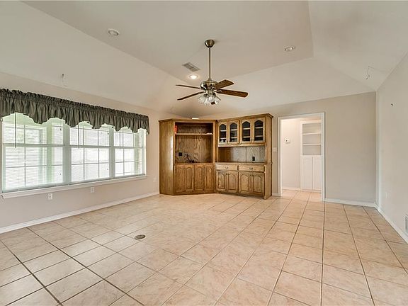 3rd image of 1111 Hampshire Dr