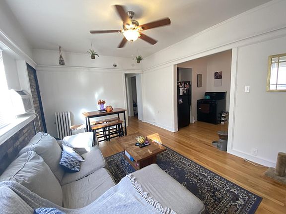 4th image of 917 W Cornelia Ave #3