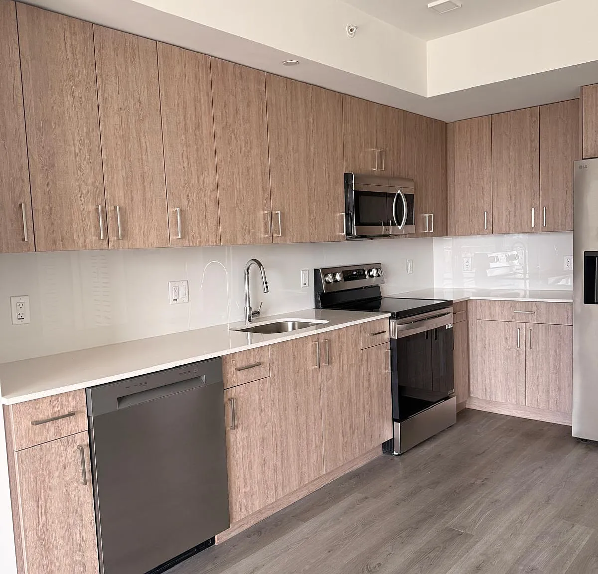 1 bed, 570 sqft, $2,140 — Photo 2