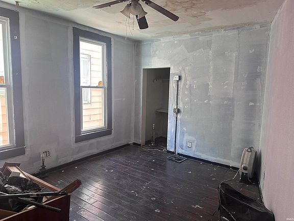 4th image of 909 W Maryland St