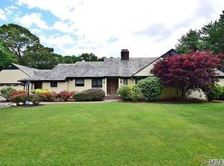 142 Woodhollow Rd, Roslyn Heights, NY 11577