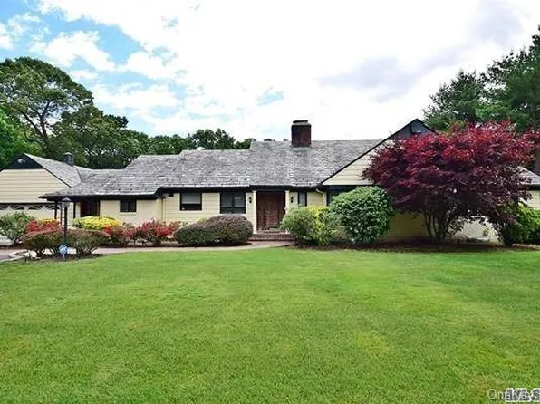 142 Woodhollow Lane, East Hills, NY 11577