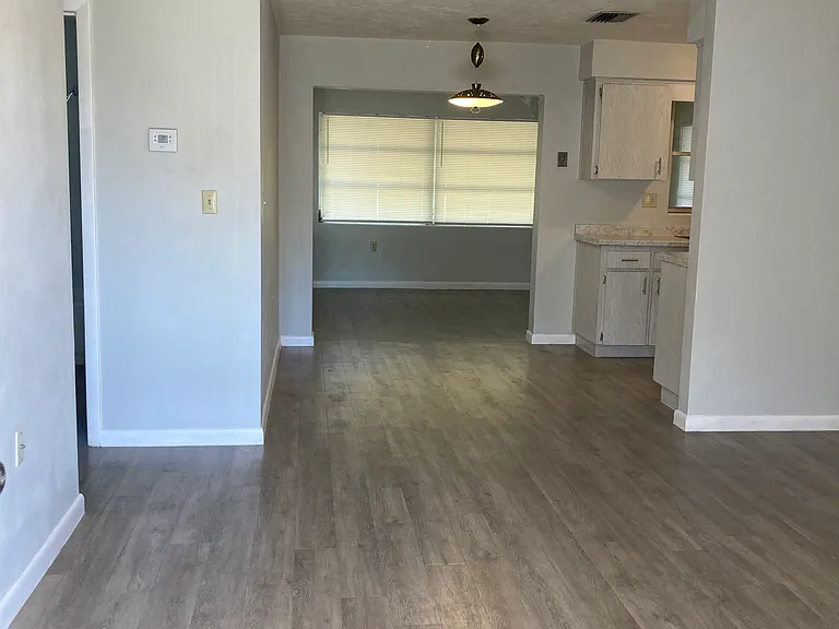 202 S Jackson St — Photo 5