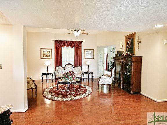 2nd image of 2 Quiet Pines Court