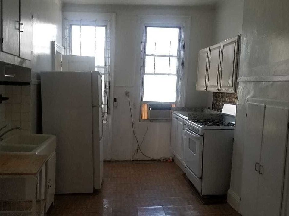2nd image of 179 Wyckoff Ave APT 3