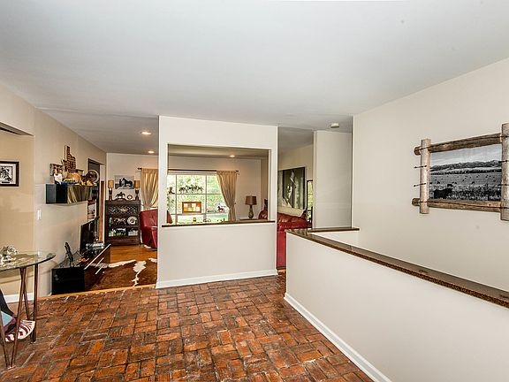 4th image of 15044 Yale St