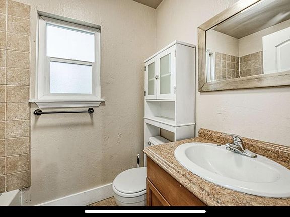 3rd image of 986 N Roosevelt Ave #B
