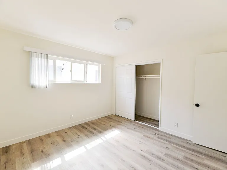 239/241 Avenida Pelayo — Photo 17