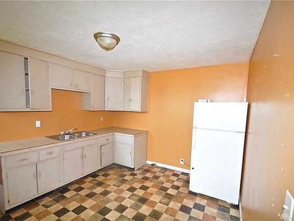 5th image of 702 Washington Ave
