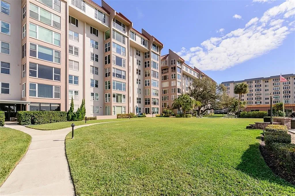 632 Edgewater Dr — Photo 3