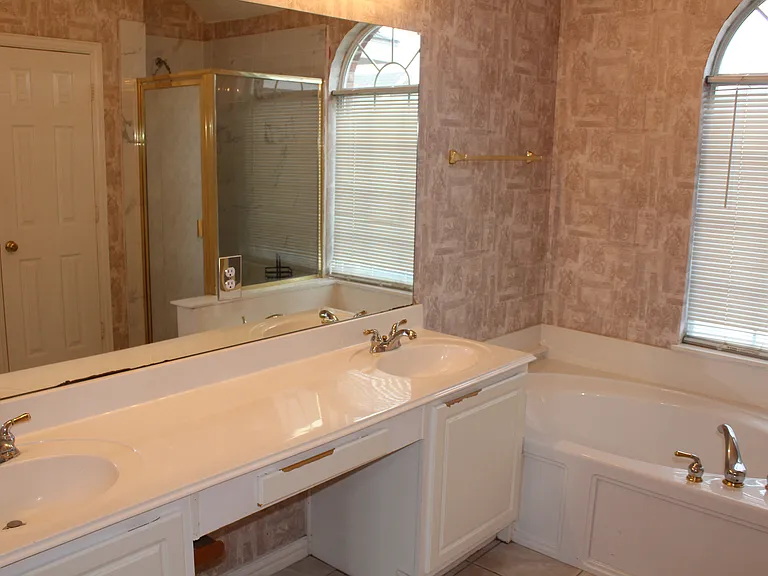 5017 Remington Dr — Photo 17