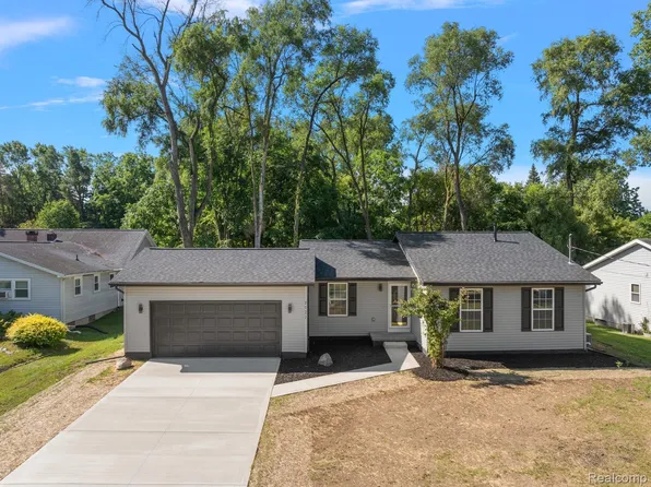 2022 Robinson Rd, Lansing, MI 48910