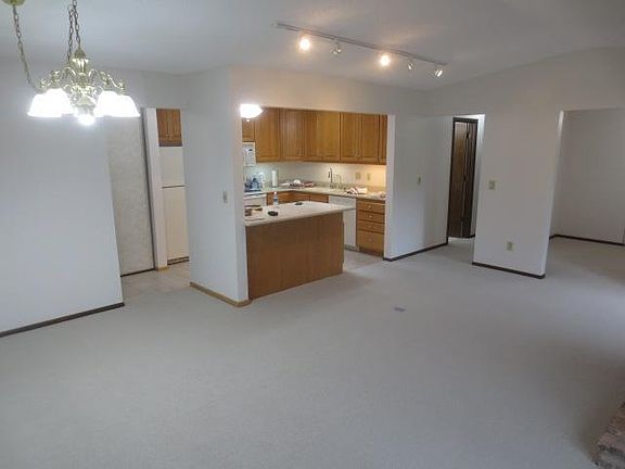 4th image of 1160 Black Oaks Ln N