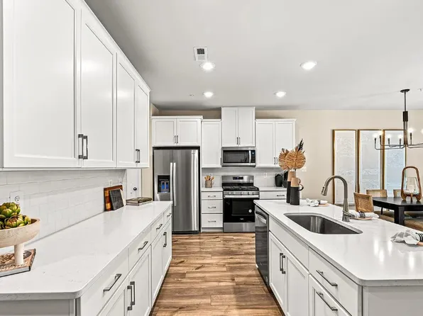 48 Four Leaf Dr, Downingtown, PA 19335