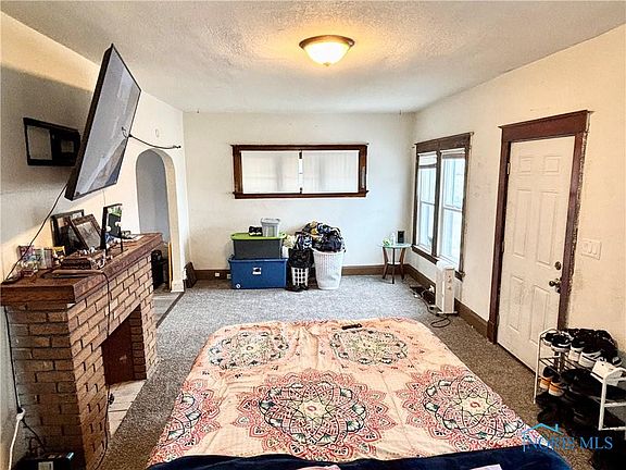 5th image of 135 Essex St