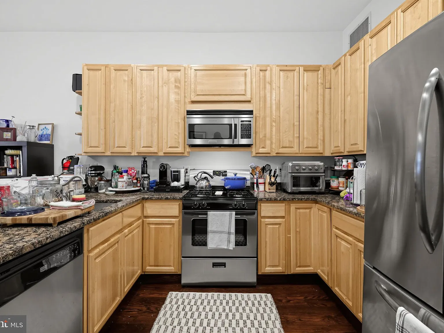 3 bed, 3.0 bath, 2000 sqft, $4,900 — Photo 4