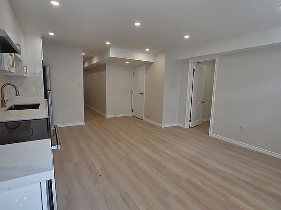 3rd image of 41 Queensgate Cres #Basement