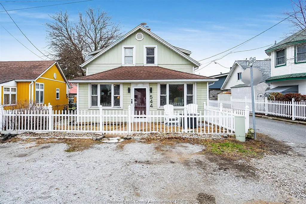 544 1st Blvd photo 1
