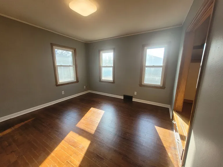2405 Maple St — Photo 10