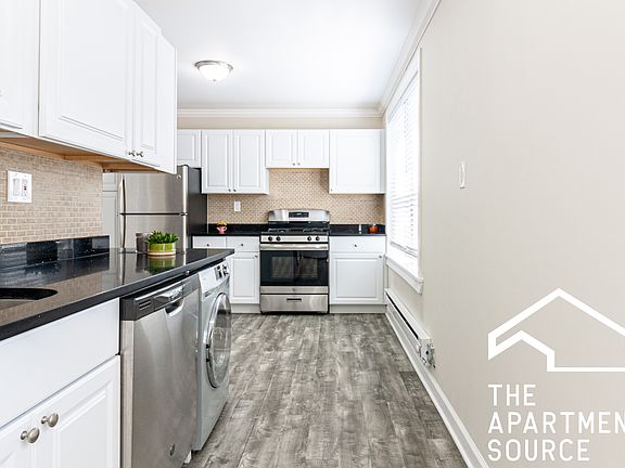 4th image of 839 W Cornelia Ave #3S