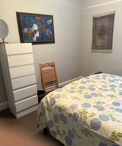 bedroom with queen